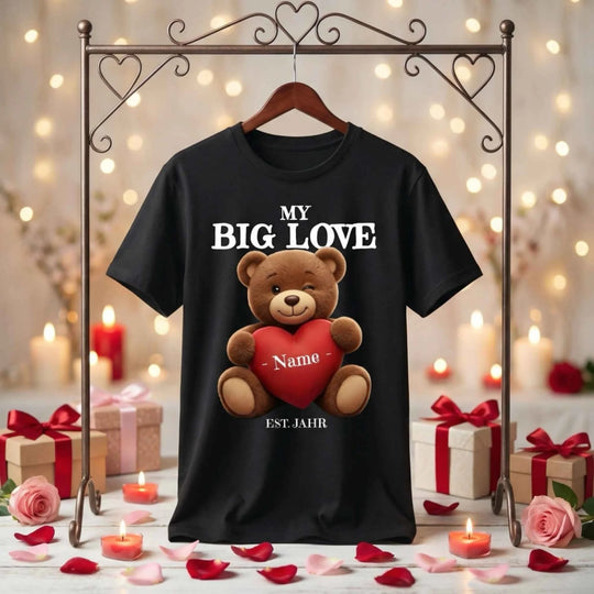 Ein Shirt hängt an einem Ständer mit einem Teddy abgebildet und dem Text my Big Love