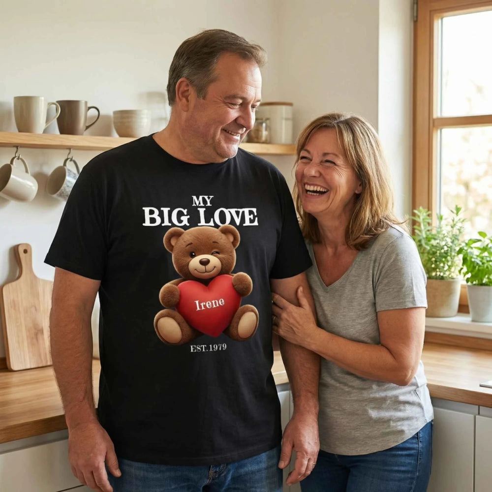 Pärchen mittleren Alters stehen in der Küche und sind glücklich