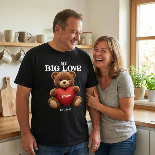 Pärchen mittleren Alters stehen in der Küche und sind glücklich