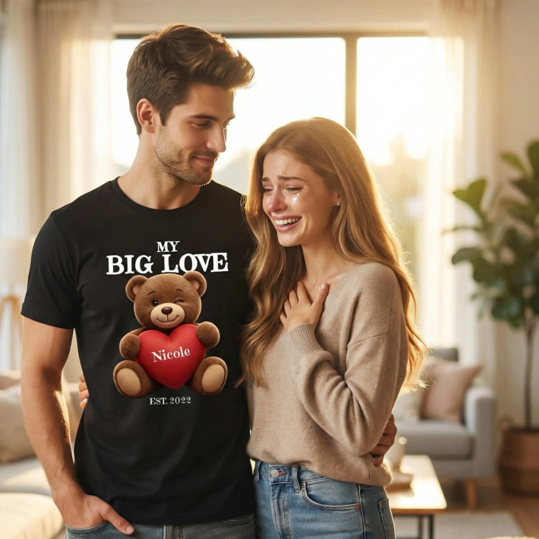 Junge Frau ist glücklich über das shirt das ihr Freund trägt